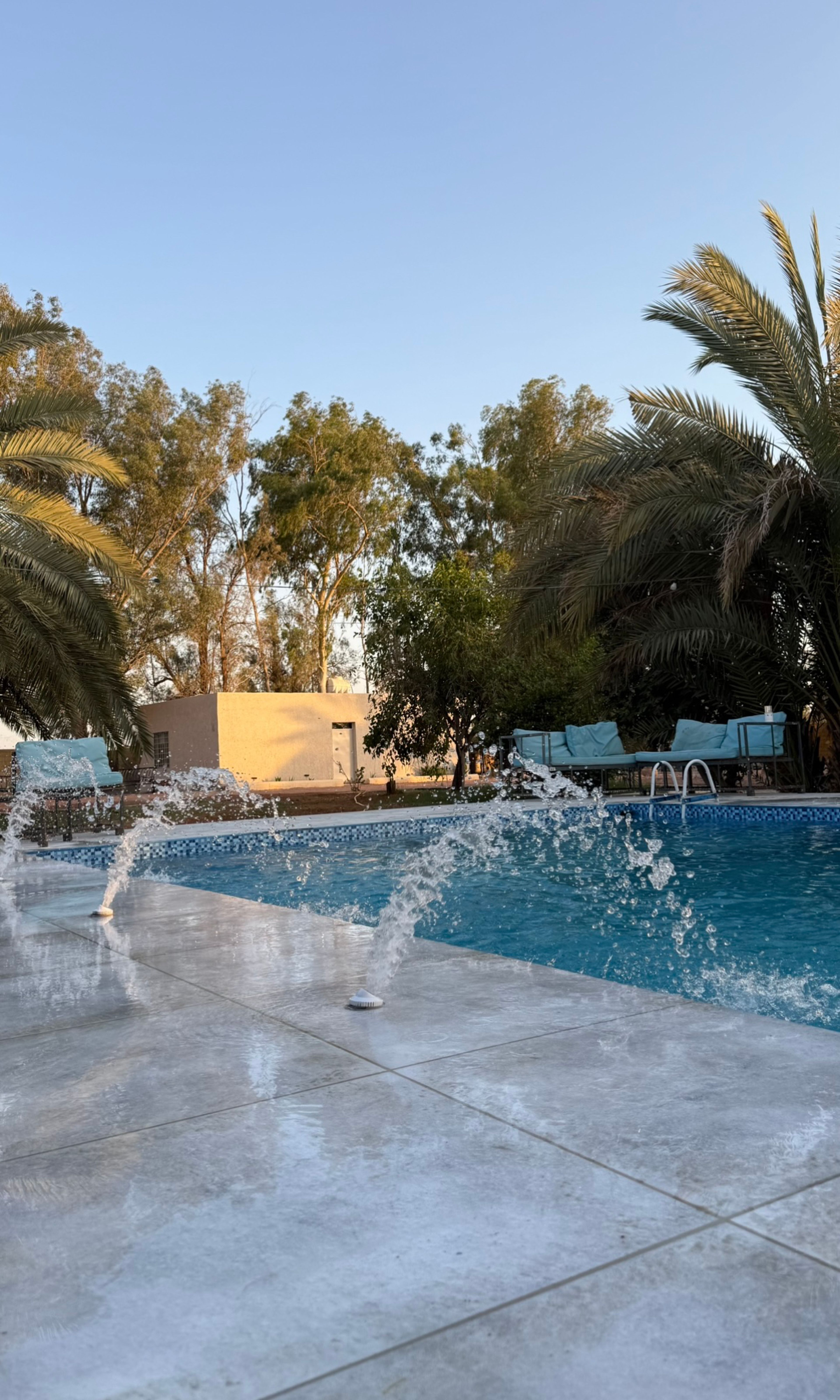 مزرعة بمسطحات خضراء وجلسة خارجية