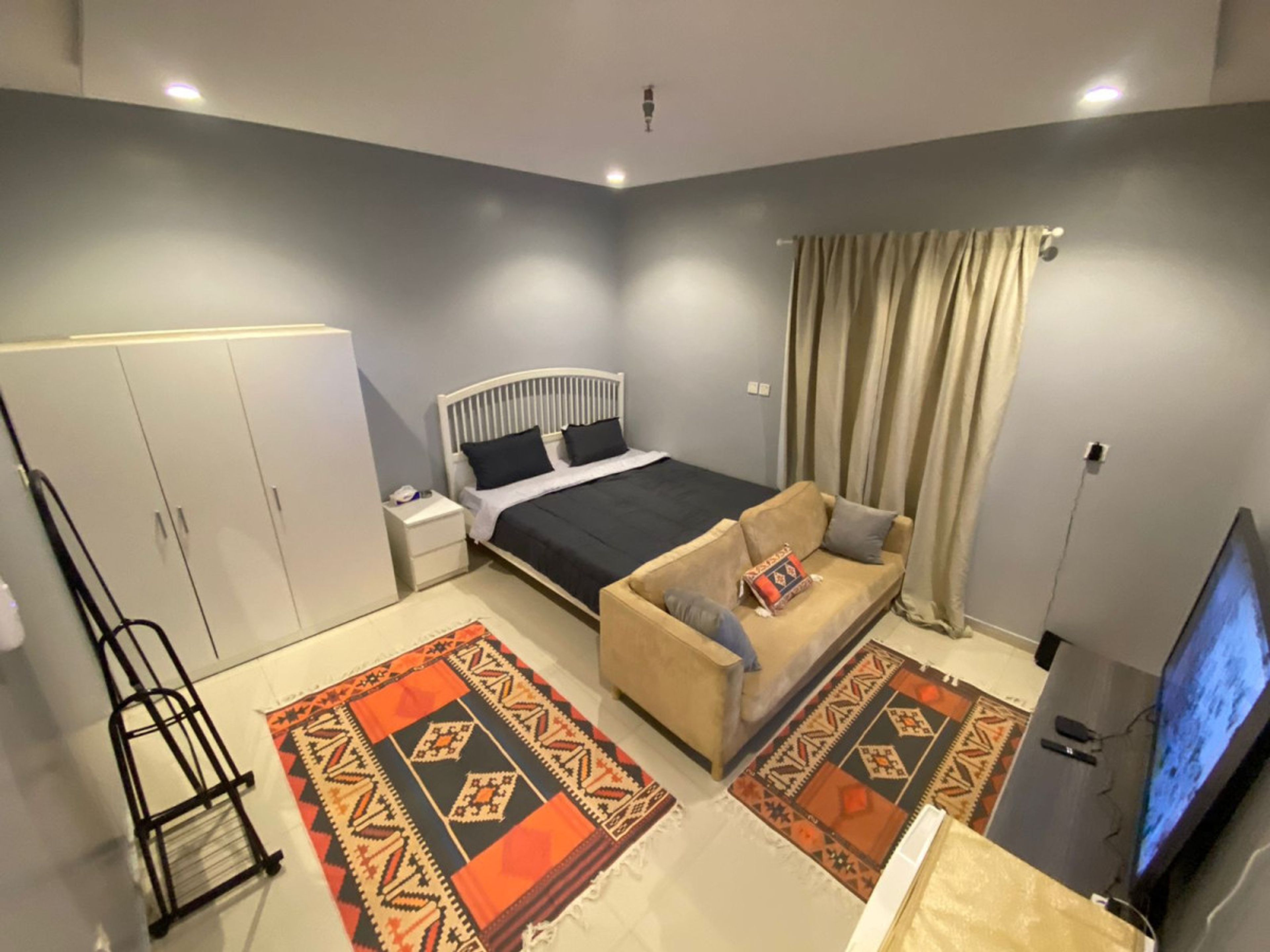غرفة بأثاث مريح وبسيط 