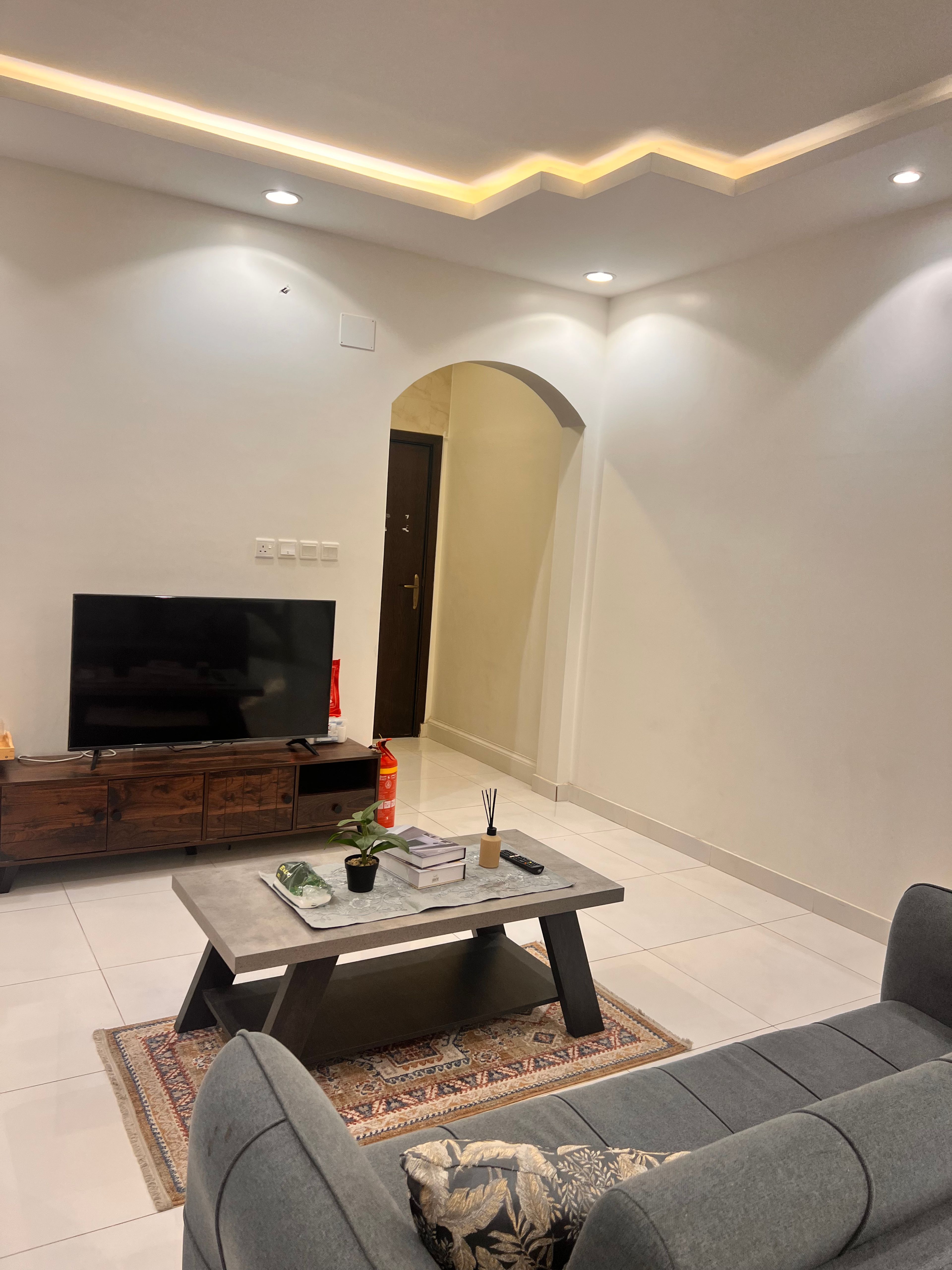 استديو بأثاث مريح وبسيط 