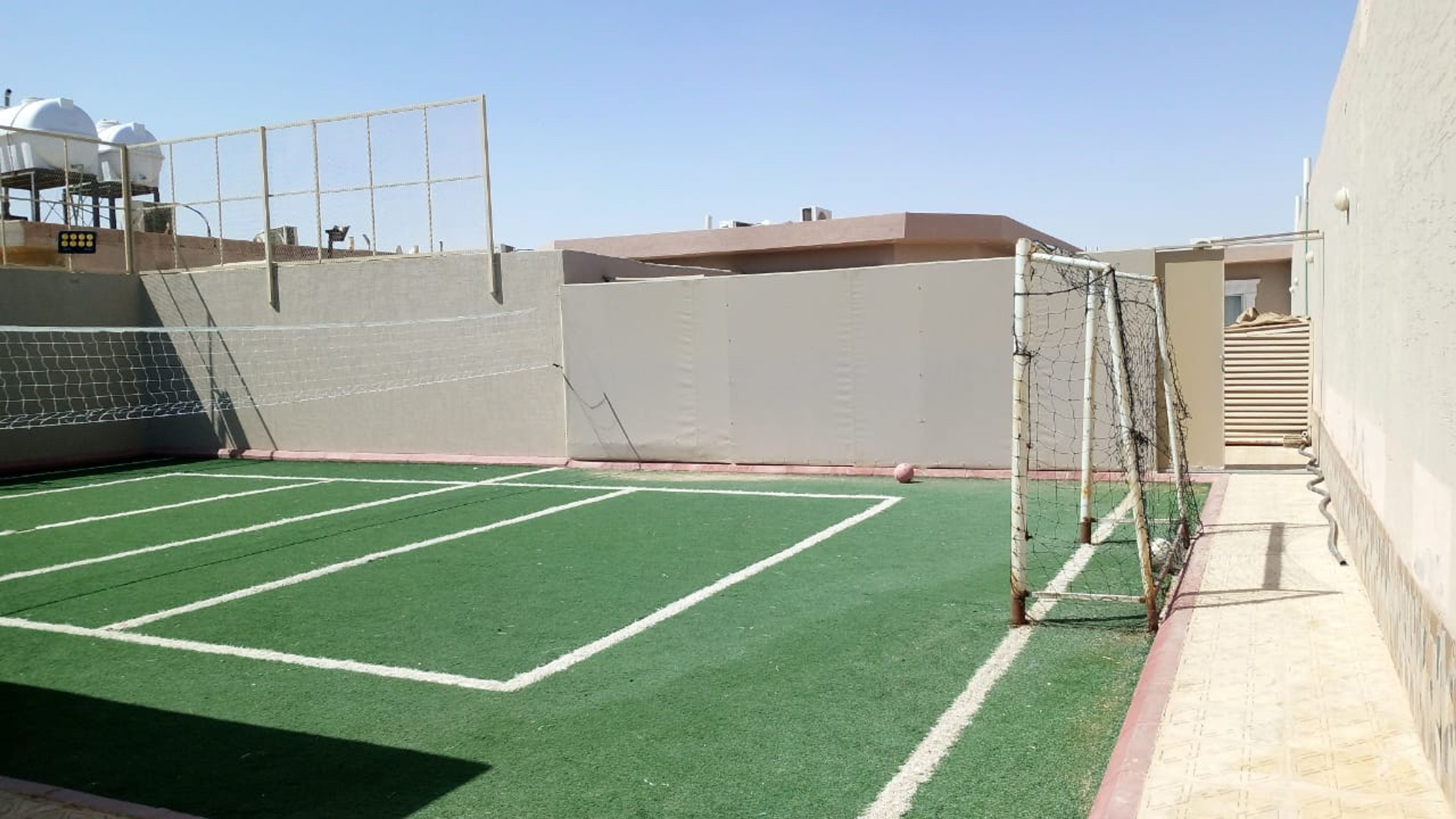 شاليه بمسبح خارجي وجلسة خارجية 