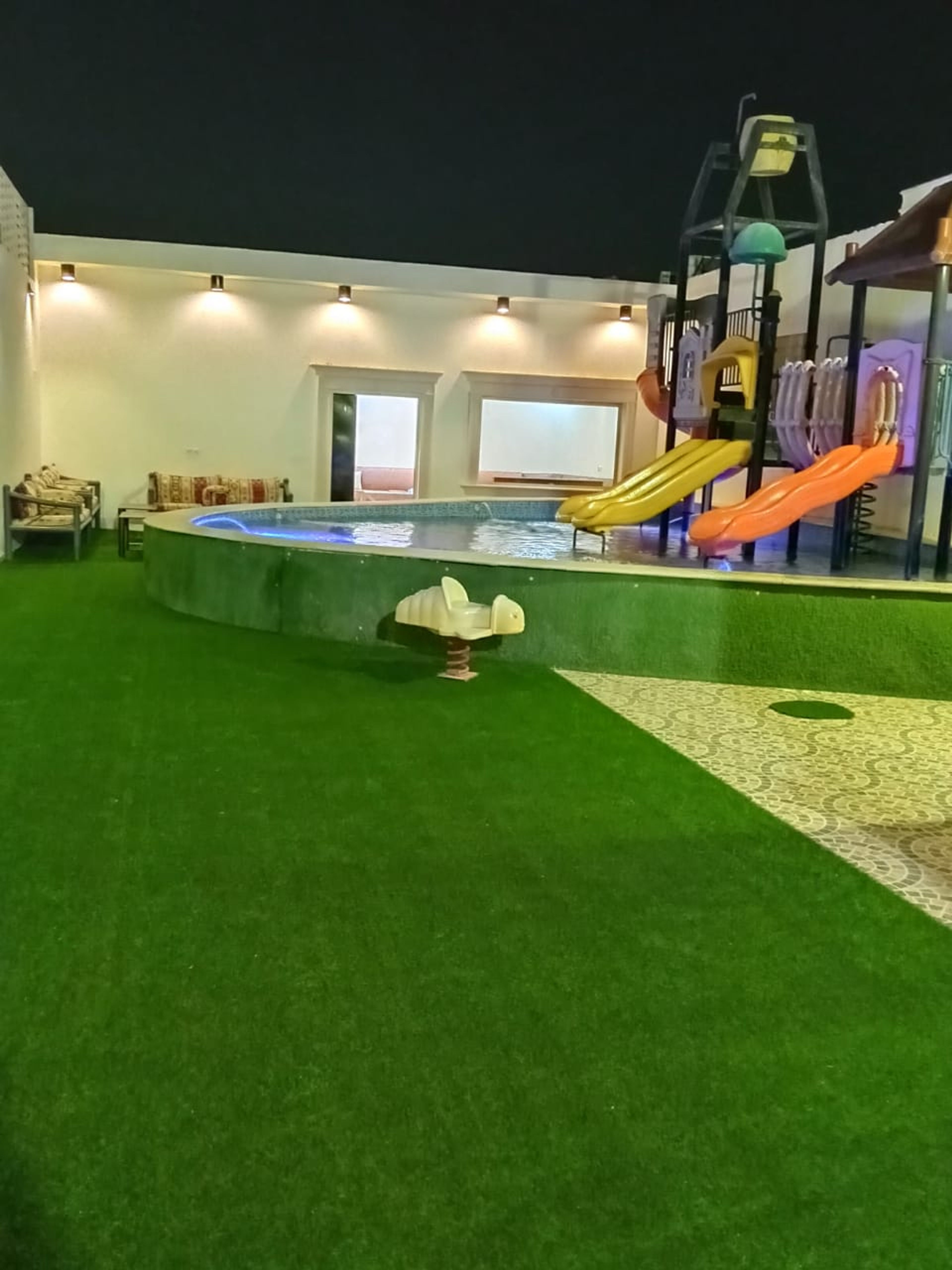 شاليه بمسبح وألعاب مائية